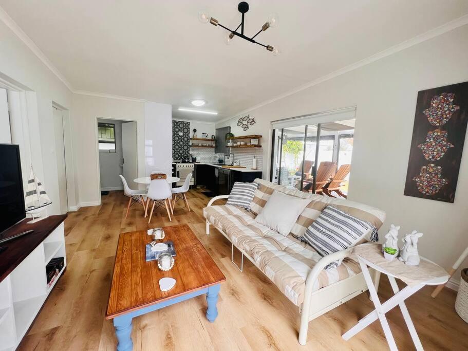 Adorable 2 Bedroom Cottage With Spacious Veranda Hermanus Extérieur photo